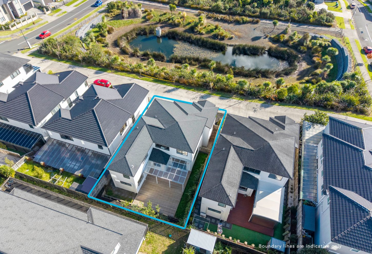 With Views, 2 kitchens, 290m2 7 beds (3 ensuites) 5.5 baths house with double garage and 2-beds granny on 372m2 section. close to schools, Ormiston shopping centre, double7 Fricker Way, Flat Bush, Auckland
