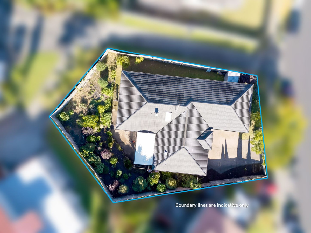 Must sell, Overseas Vendor , once in 6 years, 191m2 Brick and tile 4 beds 2 baths house with double garage on 583m2 section, close to school, parks, shopping centres and all essential amenities, 42 San Marino Drive West, Henderson, Auckland