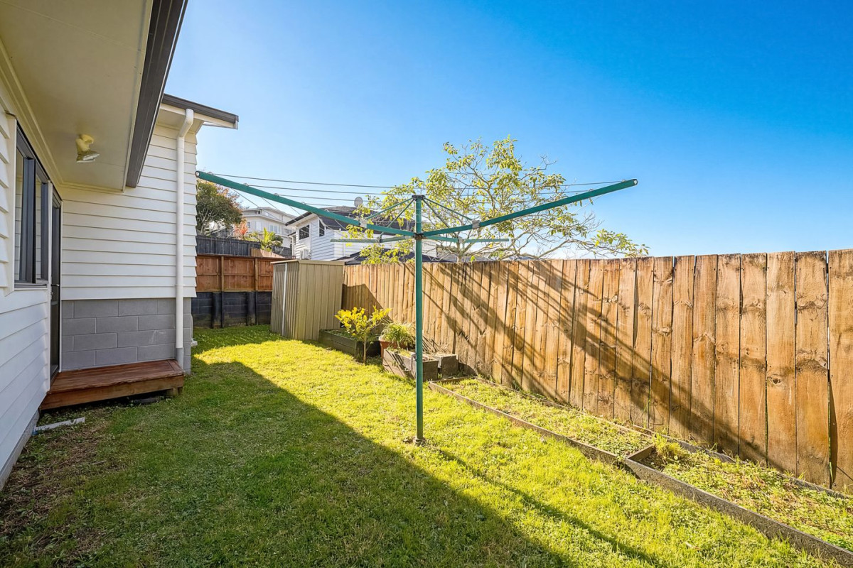 Owners Relocating, 163m2 3 beds 2.5 baths house with double garage on 364m2 section, close to local schools, shops, and public transport, with Sturges Road Train Station just a short distance away, plus easy access to the amenities of Henderson and Lincoln Road, 4B Virginia Street, Henderson, Auckland