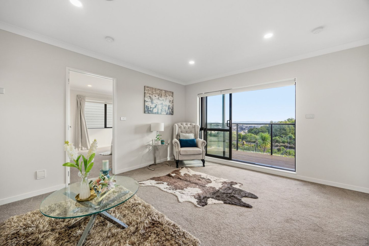 With Views, 2 kitchens, 290m2 7 beds (3 ensuites) 5.5 baths house with double garage and 2-beds granny on 372m2 section. close to schools, Ormiston shopping centre, double7 Fricker Way, Flat Bush, Auckland