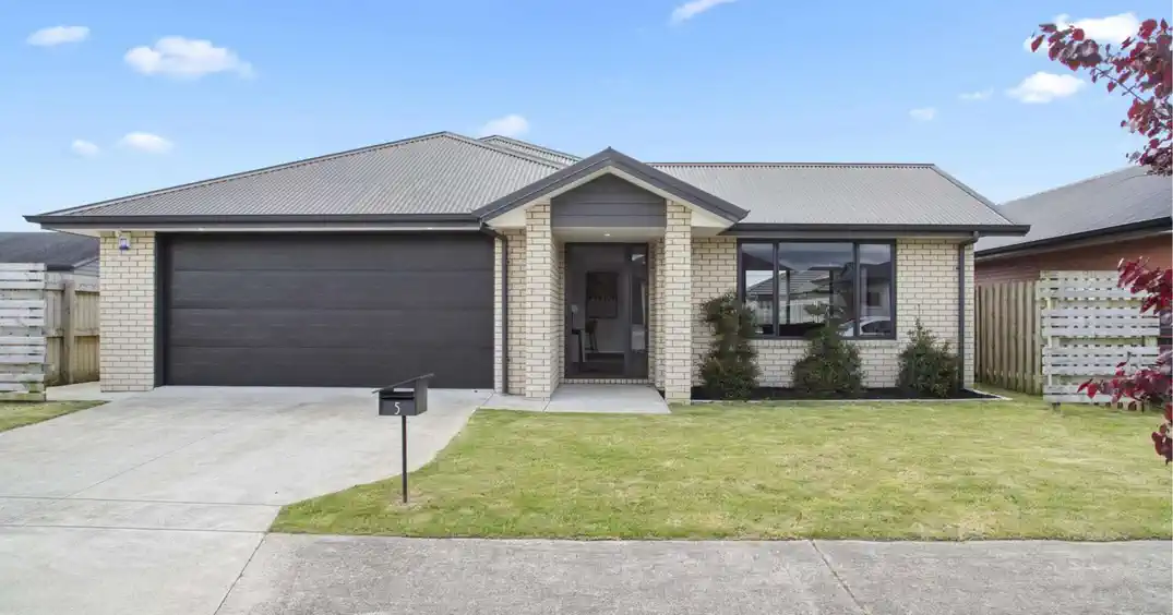 For rent, 3 beds 2.5 baths house with double garage, Available from: Sunday, May 24, 5 O Ruamano Crescent, Pukekohe, Auckland