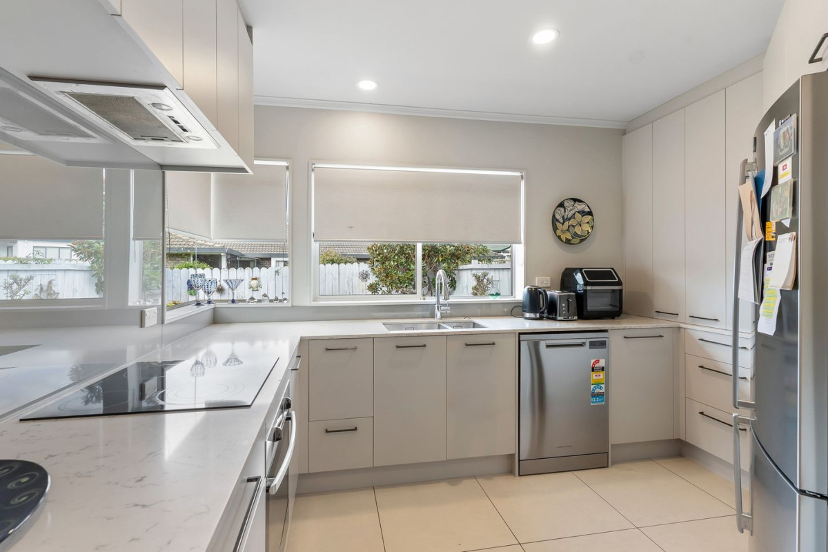 160m2 Brick and tile 3 beds 1 bath house with garage, zoned for Botany Downs School, Howick Intermediate, and Pakuranga College. minutes from Botany Town Centre and Highland Park shopping centres, golf club, 1/20 Solana Court, Botany Downs, Auckland
