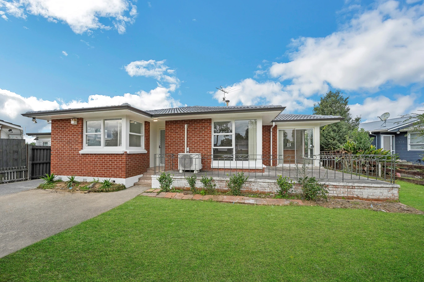 144m2 Renovated, Brick and tile 4 beds 2 baths house with garage on 614m2 section, move-in ready, close to schools, parks, shops supermarkets, 5 Wordsworth Road Manurewa, Auckland