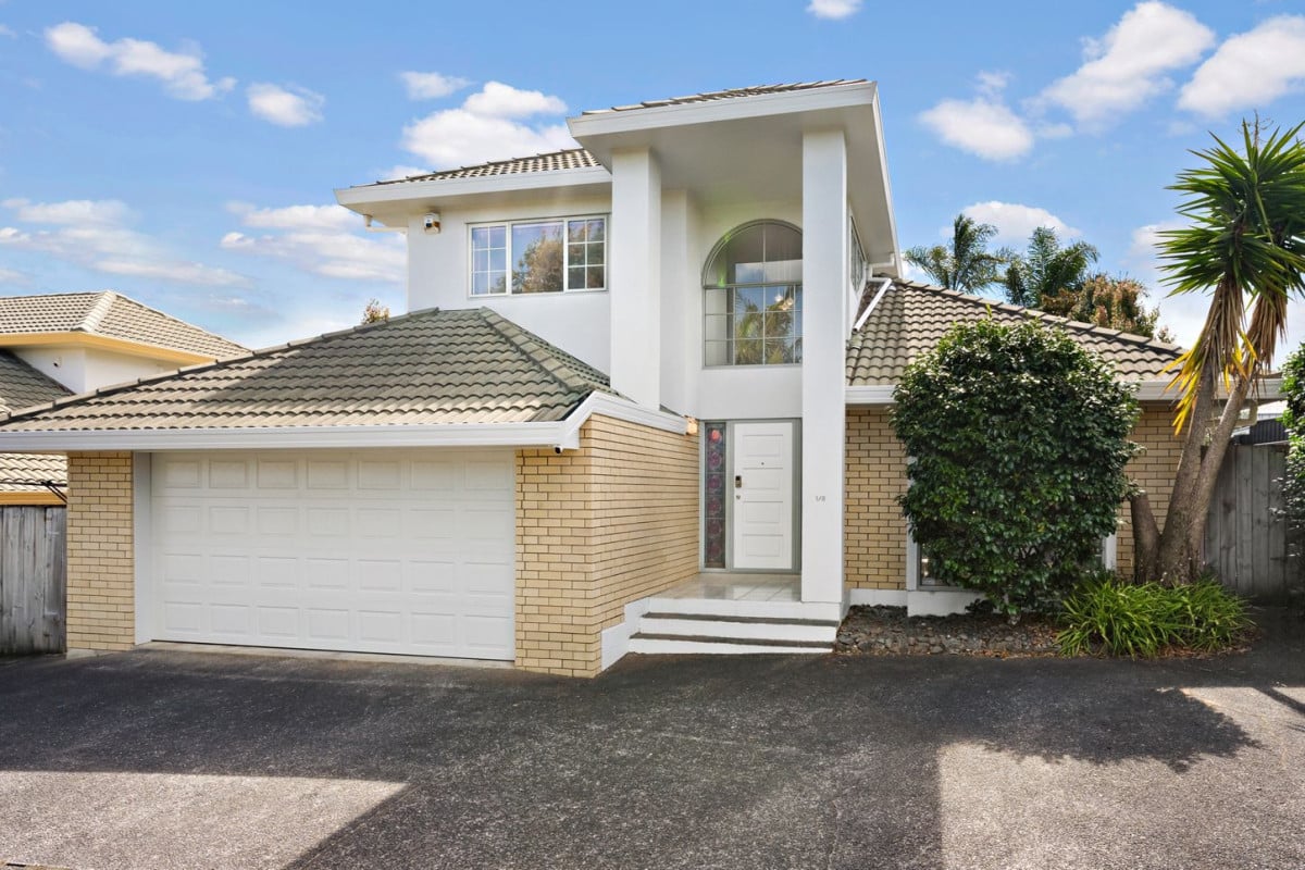 190m2 Standalone 3 beds 2 baths house with double garage, close to to Botany Town Centre and Meadowlands Shopping Centre, zoned for Cockle Bay School, Somerville Intermediate and Howick College, 1/8 Alicia Road, Somerville, Auckland
