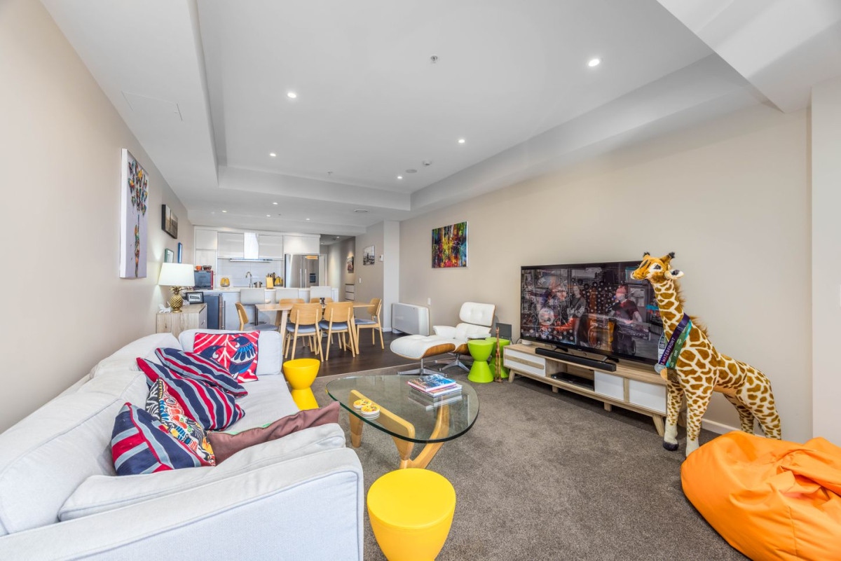 Auckland Girls Grammar school zone, 92m2 Freehold 2 beds 2 baths apartment, 1 secure car park and 2 storage lockers, Residents also benefit from building facilities including a swimming pool and sauna, 1017/41 Beach Road, Auckland Central, Auckland
