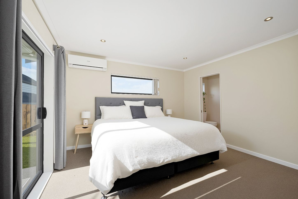 Owners Relocating, 163m2 3 beds 2.5 baths house with double garage on 364m2 section, close to local schools, shops, and public transport, with Sturges Road Train Station just a short distance away, plus easy access to the amenities of Henderson and Lincoln Road, 4B Virginia Street, Henderson, Auckland