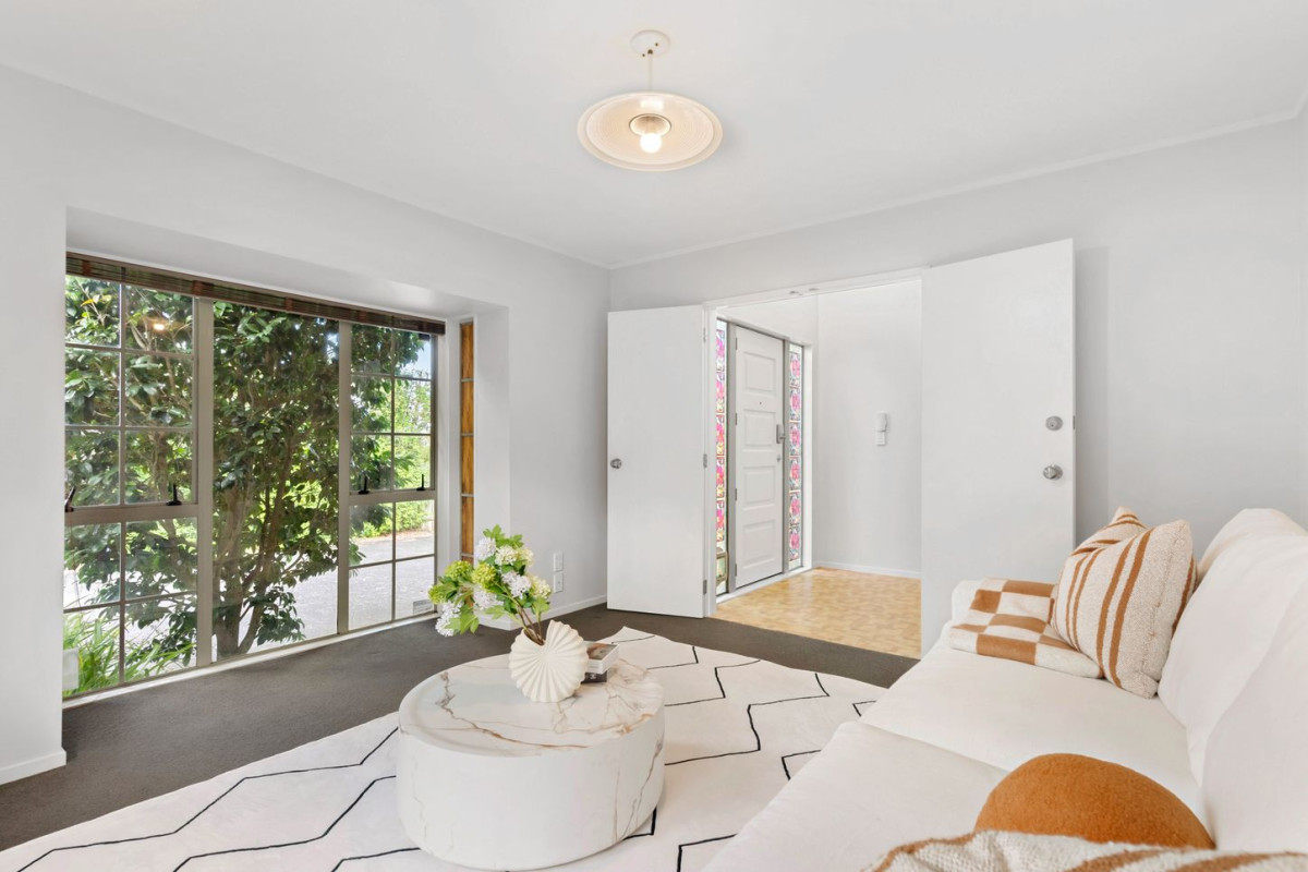 190m2 Standalone 3 beds 2 baths house with double garage, close to to Botany Town Centre and Meadowlands Shopping Centre, zoned for Cockle Bay School, Somerville Intermediate and Howick College, 1/8 Alicia Road, Somerville, Auckland