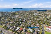 Must sell, Rangitoto College zone, 865 m2 with Sea views, 190m2 4 beds 2.5 baths house with double garage, Located within walking distance to Mairangi Bay village and beach, and zoned for Rangitoto College, Mairangi Bay School and Murrays Bay Intermediate, 355 East Coast Road, Mairangi Bay, Auckland