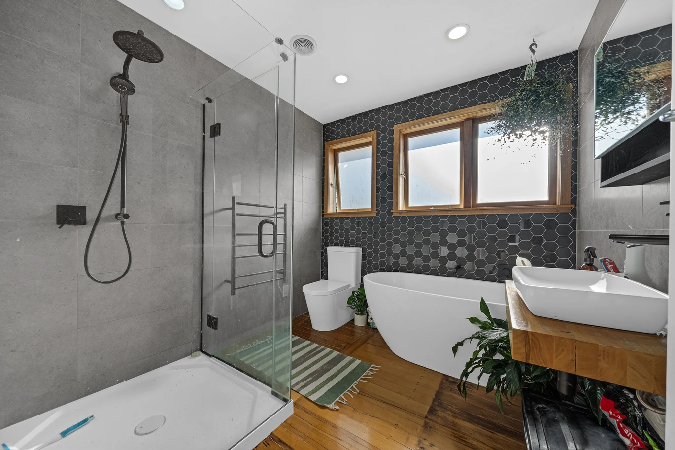 Vendors downsizing, Move-in ready, 3 beds 1 bath house with sleepout, Sunny outdoor entertaining area, Handy to Pakuranga Plaza, local schools, parks and transport, 1/20 Osprey Street Pakuranga,, Auckland