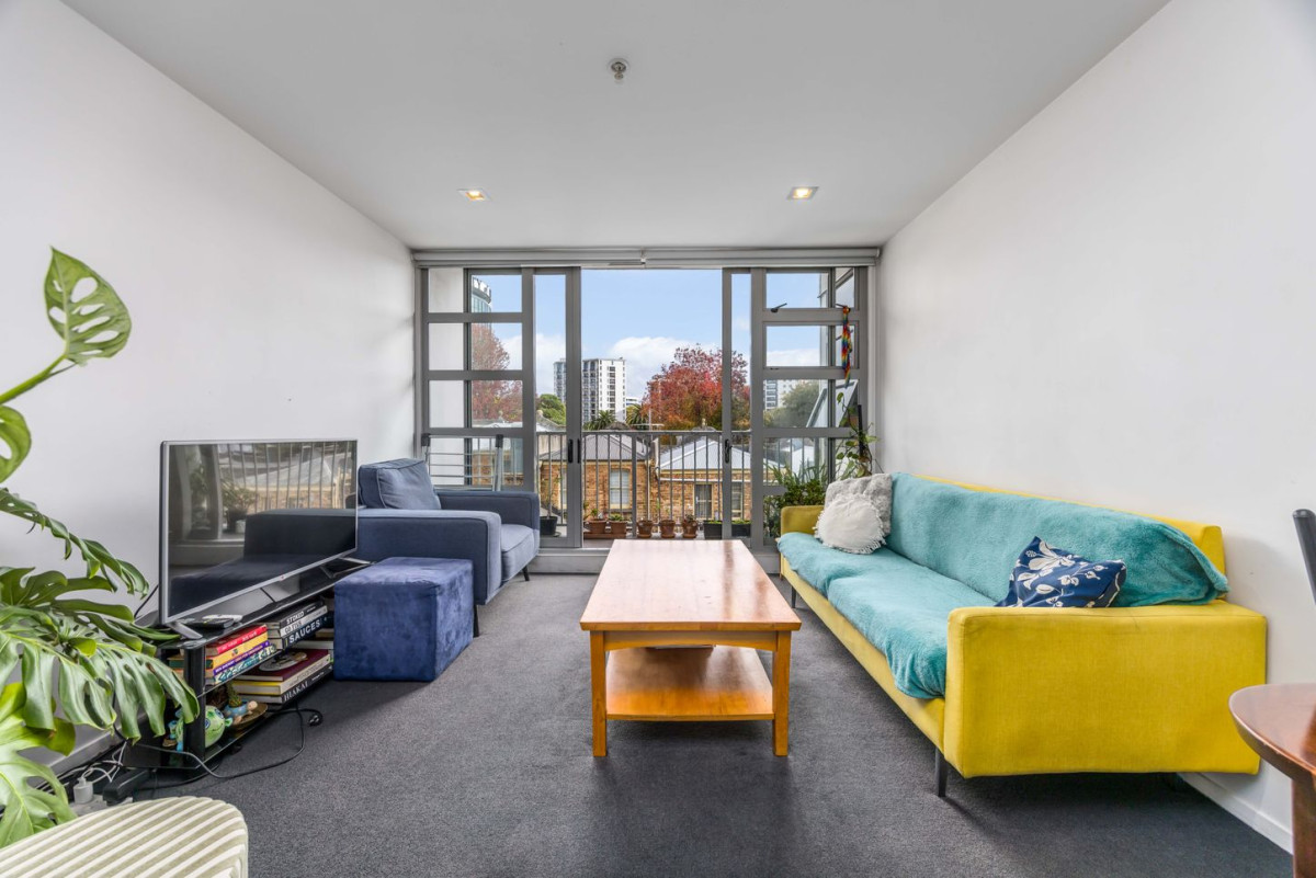 Double Grammar school zone, Leasehold 2 beds 1 bath 1 car park apartment, currently tenanted on a periodic tenancy (since 2024), and the tenant is willing to continue renting, zoned for Auckland Grammar and Auckland Girls Grammar school, Walking distance to Auckland University, Queen Street, and K’ Road, 3B/56 Liverpool Street, Auckland
