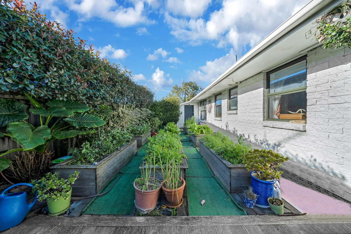 675m2 corner site, Opposite to a Park, 5 beds 3 baths house with double garage, zoned for Sunnyhills School, Farm Cove Intermediate, and Pakuranga College, with both Sunnyhills School and St Kentigern College within walking distance, The owner has obtained the neighbouring property’s consent for stormwater access, 29 The Boulevard Sunnyhills, Auckland