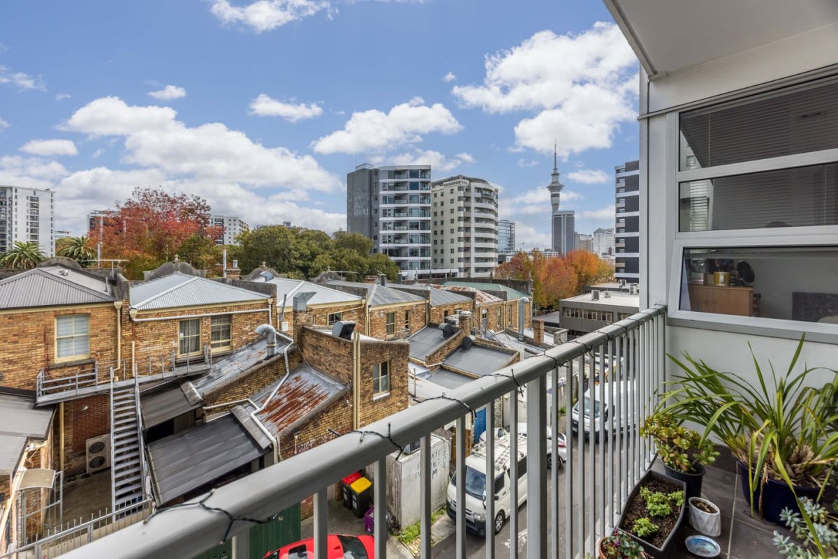 Double Grammar school zone, Leasehold 2 beds 1 bath 1 car park apartment, currently tenanted on a periodic tenancy (since 2024), and the tenant is willing to continue renting, zoned for Auckland Grammar and Auckland Girls Grammar school, Walking distance to Auckland University, Queen Street, and K’ Road, 3B/56 Liverpool Street, Auckland