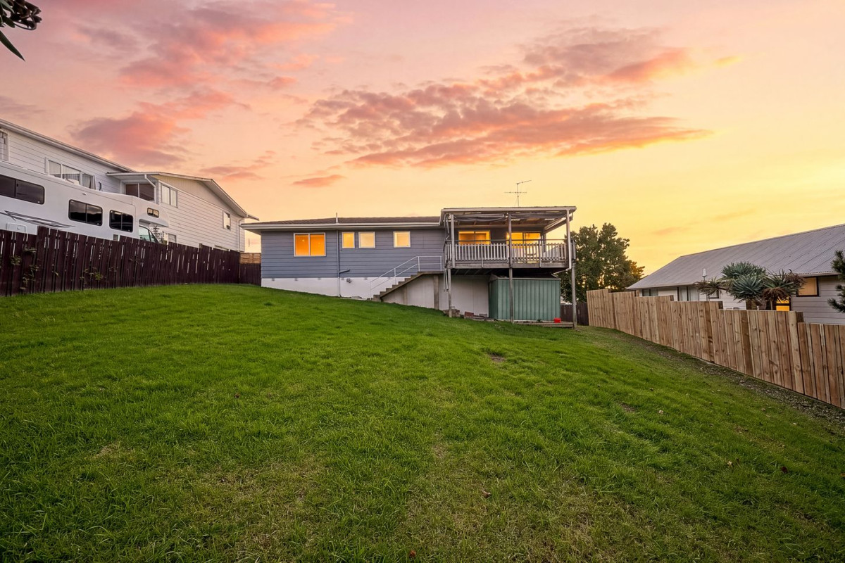 607m2 section, 150m2 4 beds 1 bath house with garage, close to Costco, Northwest Shopping Mall, local schools, parks, motorway access, 12 Raelene Place, Massey, Auckland