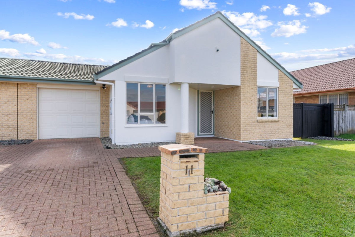 3 beds 1.5 baths house with garage on 400m2 section, close to schools, shops, supermarkets, within zone for Riverhills School, Pakuranga Intermediate and Edgewater College. And Burswood Park and playground are just minutes away, 11 Fernbrook Close, Burswood, Auckland