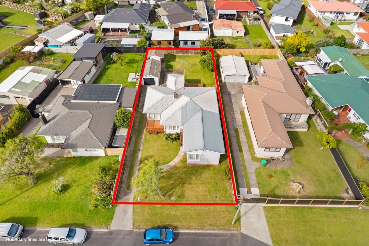 675m2 section, Renovated 4 beds 2 baths house with standalone garage, oned for Anchorage Park School, Pakuranga Intermediate, and Edgewater College, Nearby to Pakuranga Town Centre and a short drive to Botany Town Centre, 9 Osprey Street, Pakuranga, Auckland
