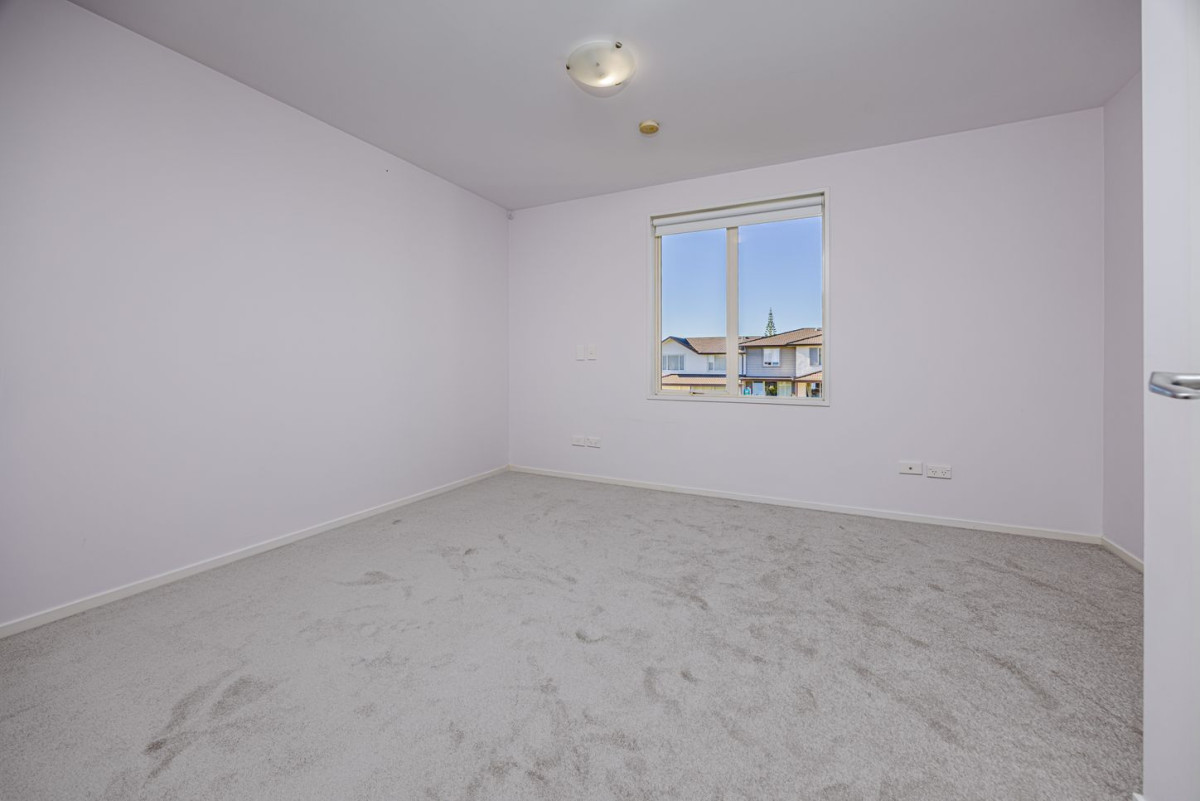 Must sell, Move-in ready, 80m2 Renovated 2 beds 1 bath apartment with carport, Access to shared swimming pool and tennis court, waliking distance to Botany Downs Mall, 6/36 Opito Way, East Tamaki, Auckland