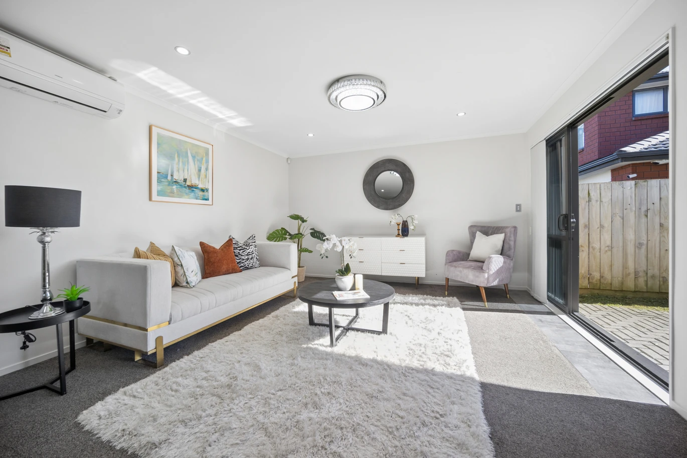 Standalone 4 beds 2.5 baths home with garage, close to schools, shopping centres, parks, easy motorway access, 52B Kimpton Road Papatoetoe, Auckland