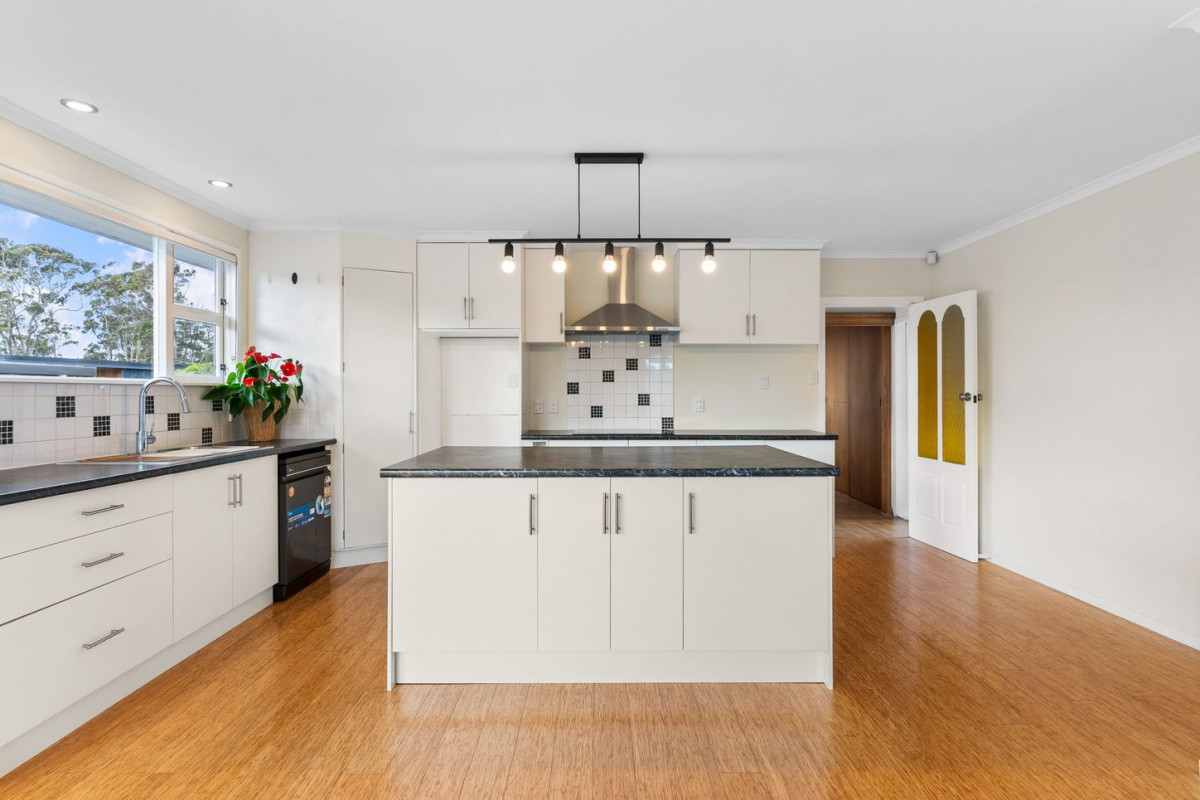 675m2 section, Renovated 4 beds 2 baths house with standalone garage, oned for Anchorage Park School, Pakuranga Intermediate, and Edgewater College, Nearby to Pakuranga Town Centre and a short drive to Botany Town Centre, 9 Osprey Street, Pakuranga, Auckland