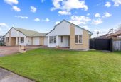 3 beds 1.5 baths house with garage on 400m2 section, close to schools, shops, supermarkets, within zone for Riverhills School, Pakuranga Intermediate and Edgewater College. And Burswood Park and playground are just minutes away, 11 Fernbrook Close, Burswood, Auckland