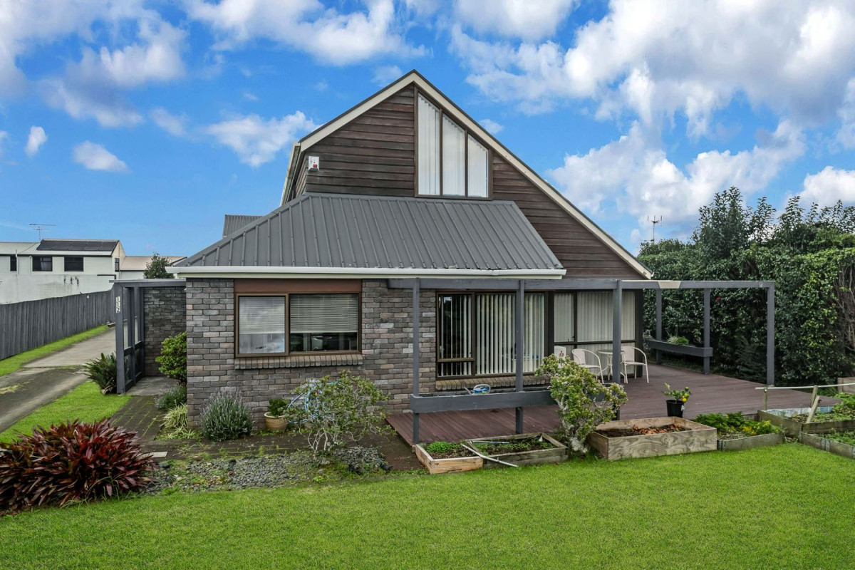 Brick and weatherboard 3 beds 2.5 baths house with double garage, within walking distance to the cinema, cafés, shops, restaurants, and other everyday amenities, 112 Edinburgh Street, Pukekohe, Auckland