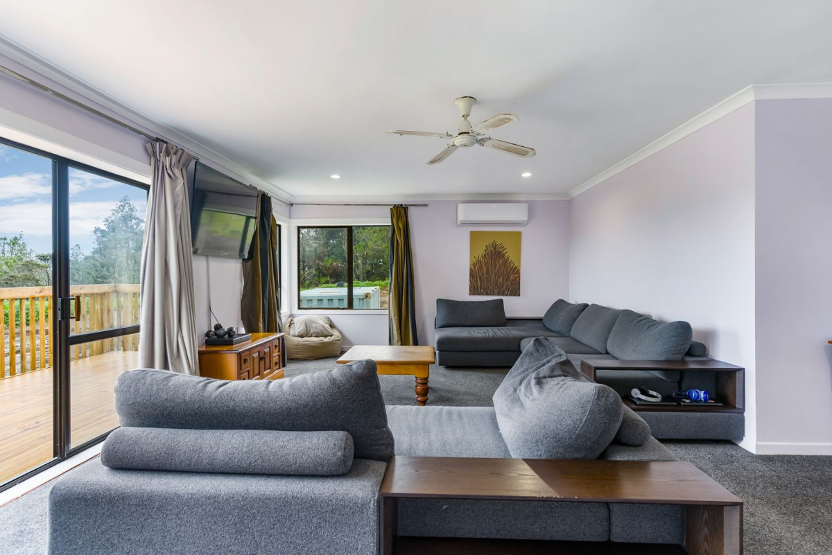 Must sell, Vendor’s Circumstances Changed, Botany Downs Secondary College zone, 4 beds 1 bath house on 8093m2 section, 5.4 km to Botany Downs Centre, 525 Whitford Road, Whitford, Auckland