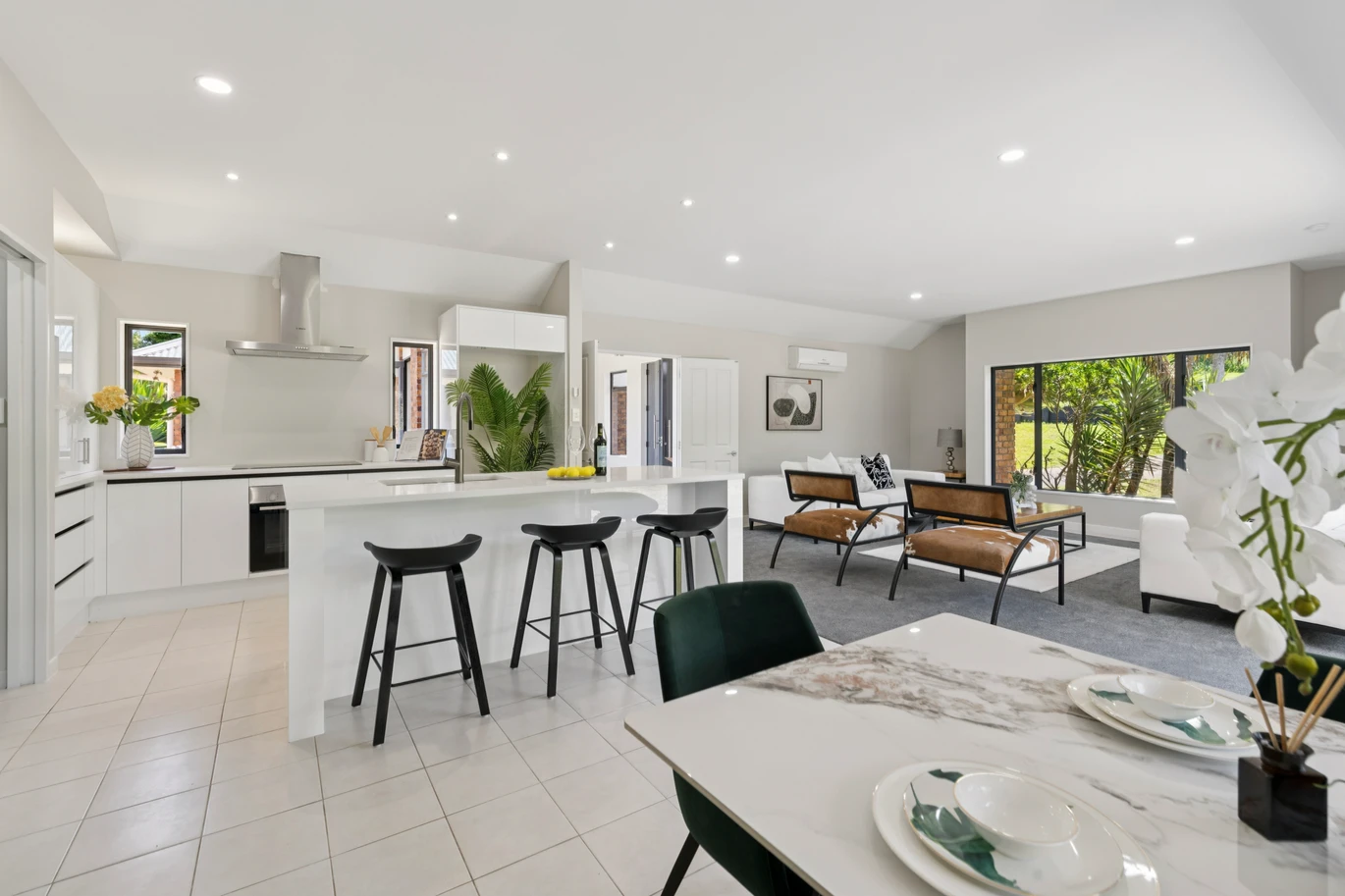 Over 300m2 4 beds 3 baths house with triple garage and a huge standalone workshop on 1.118 ha section, minutes from key transport routes, town amenities, schools, and shopping centres, 38 Lauren Grove Papakura, Auckland