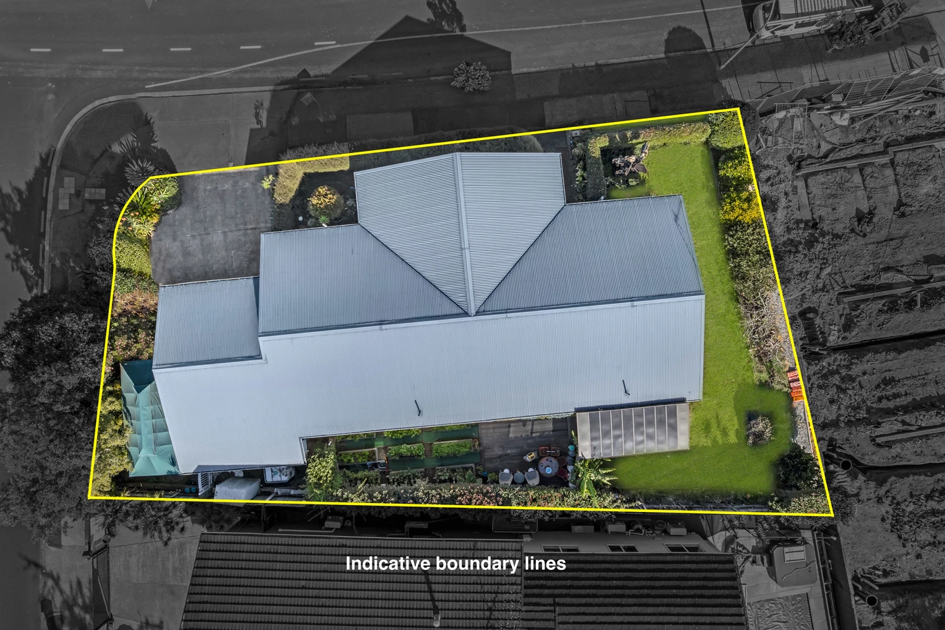 675m2 corner site, Opposite to a Park, 5 beds 3 baths house with double garage, zoned for Sunnyhills School, Farm Cove Intermediate, and Pakuranga College, with both Sunnyhills School and St Kentigern College within walking distance, The owner has obtained the neighbouring property’s consent for stormwater access, 29 The Boulevard Sunnyhills, Auckland