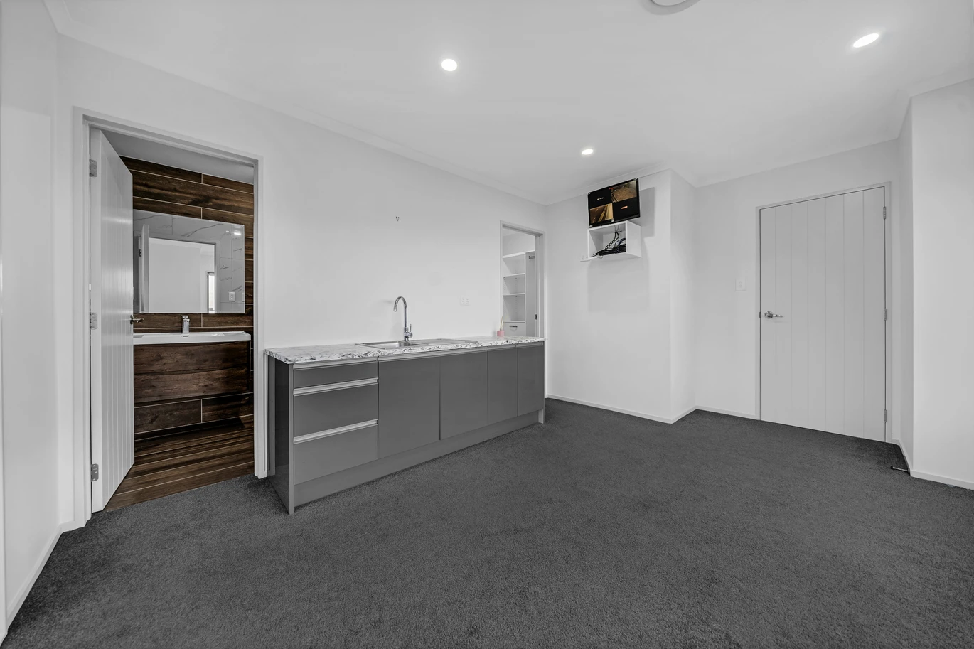 Double Grammar school zone, 6 beds (2 ensuites) 4.5 baths house with double garage on 485m2 section, 1 ensuite ground floor, zoned for Auckland Grammar, Epsom Girls’ Grammar, Remuera School, Remuera Intermediate, and walking distance to King’s School, 56 Lillington Road, Remuera, Auckland