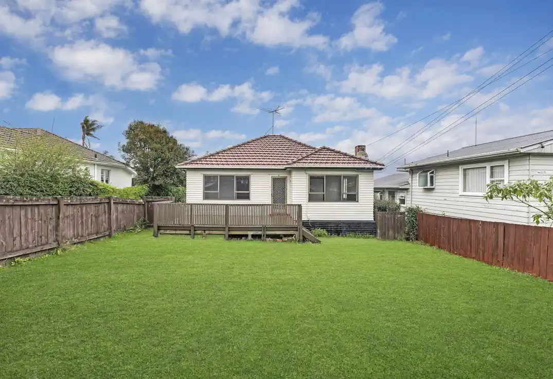 For rent, 2 beds 1 bath house with garage, Available from 28th May, 1/64 Weymouth Road, Manurewa, Auckland