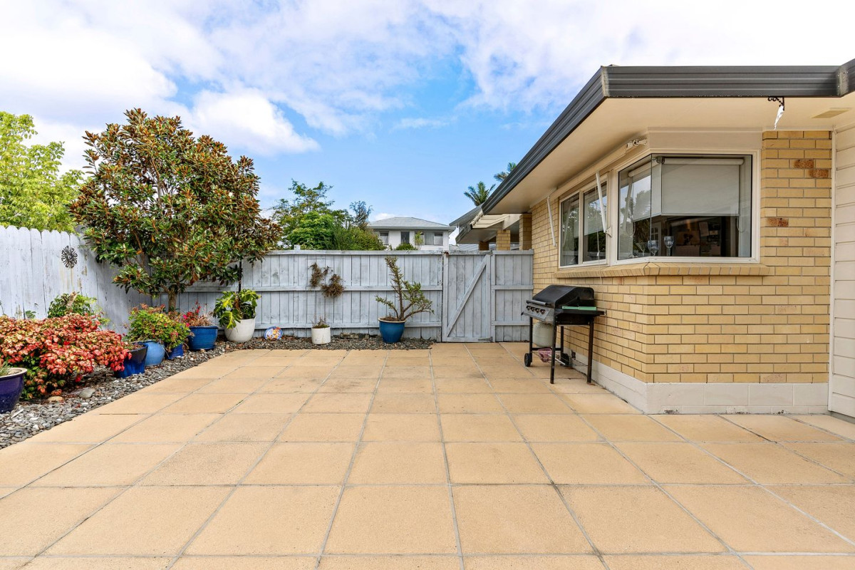 160m2 Brick and tile 3 beds 1 bath house with garage, zoned for Botany Downs School, Howick Intermediate, and Pakuranga College. minutes from Botany Town Centre and Highland Park shopping centres, golf club, 1/20 Solana Court, Botany Downs, Auckland