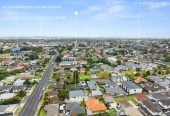 VENDOR NEEDS TO CASH OUT, 180m2 5 beds 2.5 baths house with 3 car parks on 450m2 section, Large decking area, Garden shed for extra storage, close to shops, supermarket, schools, easy motorway access, 80B Wallace Road, Papatoetoe, Auckland