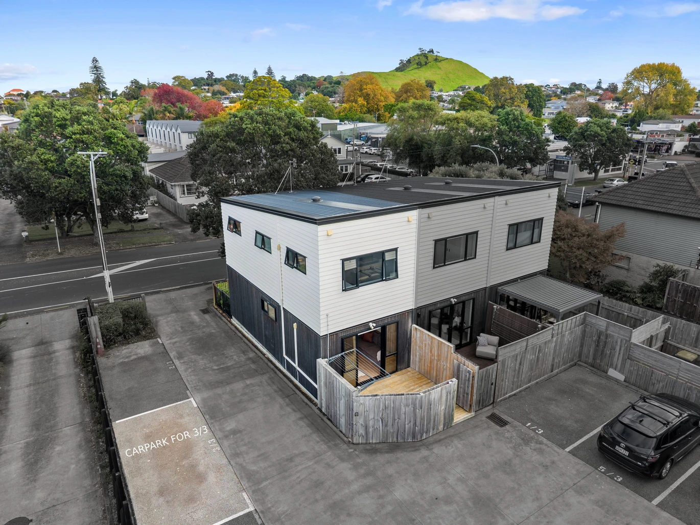2 beds 1 bath home with car park, located just minutes from Mangere Bridge shops, local cafes, schools, parks, and motorway access, 3/3 Rimu Road, Mangere Bridge, Auckland