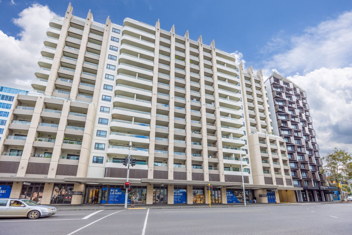 Auckland Girls Grammar school zone, 92m2 Freehold 2 beds 2 baths apartment, 1 secure car park and 2 storage lockers, Residents also benefit from building facilities including a swimming pool and sauna, 1017/41 Beach Road, Auckland Central, Auckland