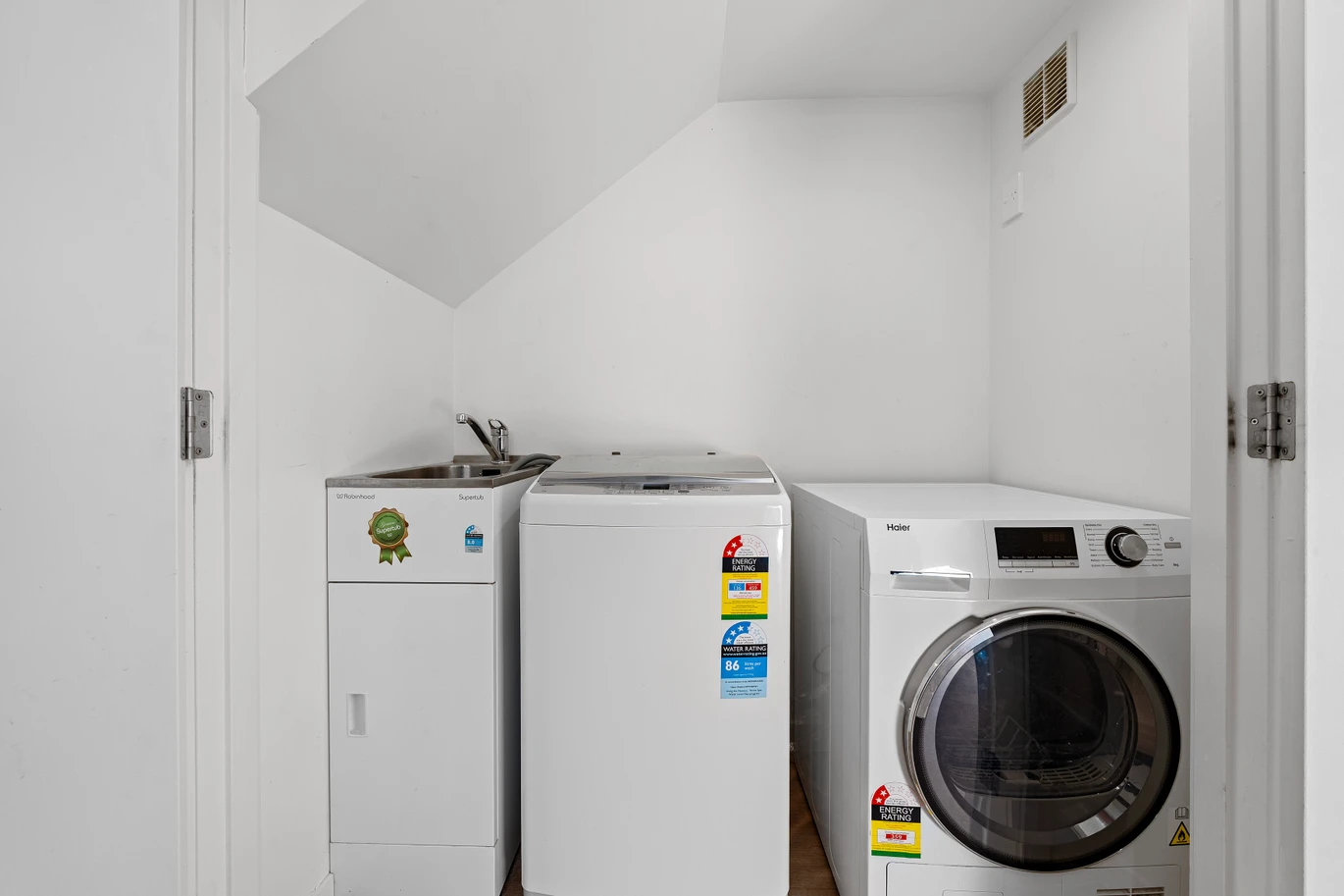 2 beds 1 bath home with car park, located just minutes from Mangere Bridge shops, local cafes, schools, parks, and motorway access, 3/3 Rimu Road, Mangere Bridge, Auckland