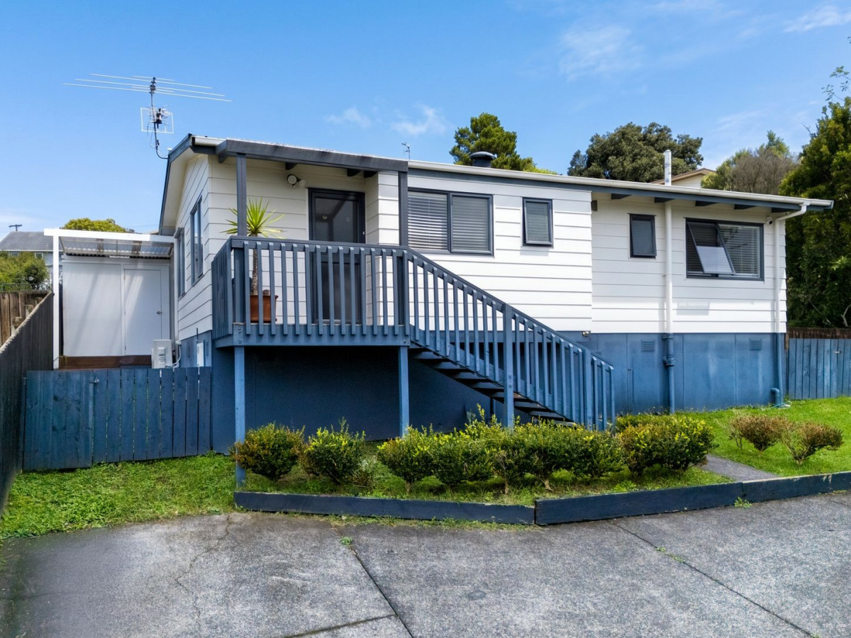 Renovated 3 beds 1 bath house with car parks on 404m2 section, currently rented, easy access to local schools, Glen Eden shops, train station, library, and New Lynn amenities. Zoned for Green Bay High School, 30A Leo Street, Glen Eden, Auckland