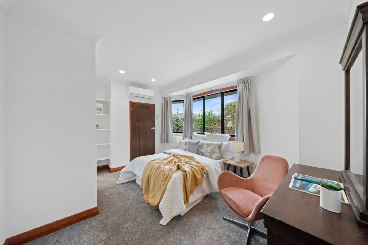 VENDOR NEEDS TO CASH OUT, 180m2 5 beds 2.5 baths house with 3 car parks on 450m2 section, Large decking area, Garden shed for extra storage, close to shops, supermarket, schools, easy motorway access, 80B Wallace Road, Papatoetoe, Auckland