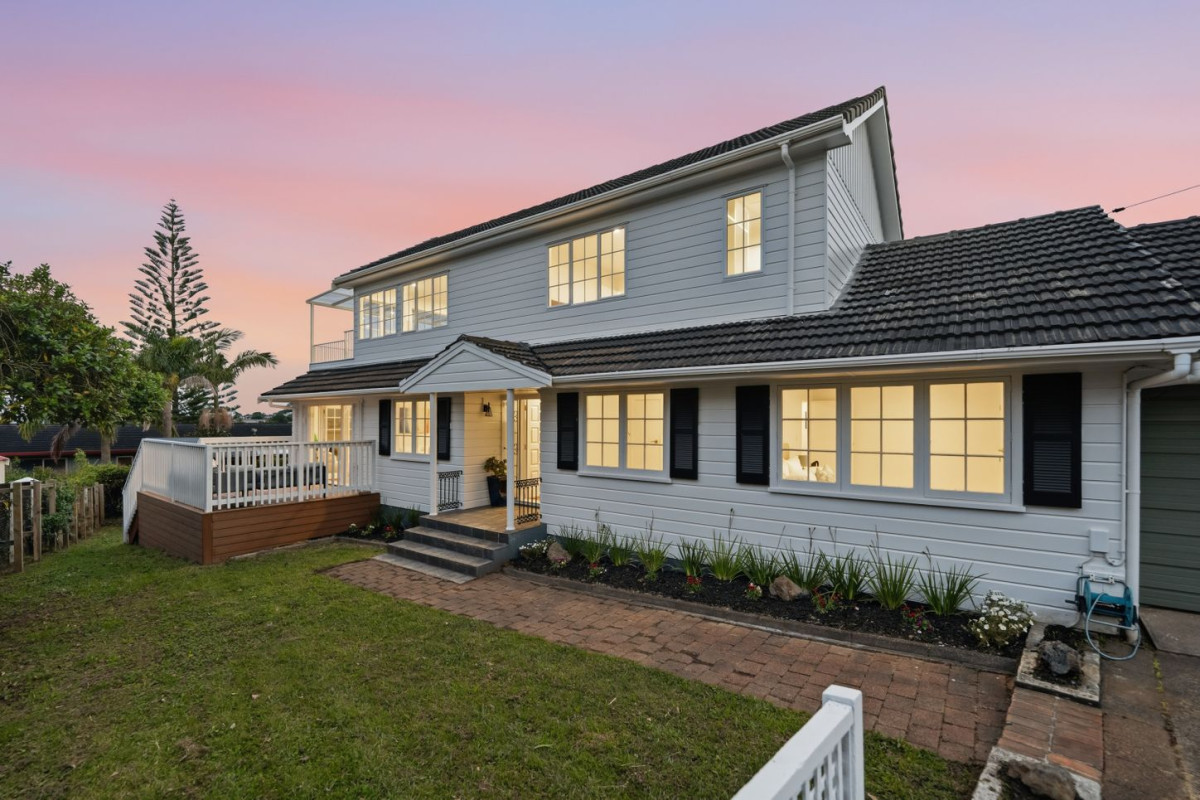 Must sell, Rangitoto College zone, 865 m2 with Sea views, 190m2 4 beds 2.5 baths house with double garage, Located within walking distance to Mairangi Bay village and beach, and zoned for Rangitoto College, Mairangi Bay School and Murrays Bay Intermediate, 355 East Coast Road, Mairangi Bay, Auckland