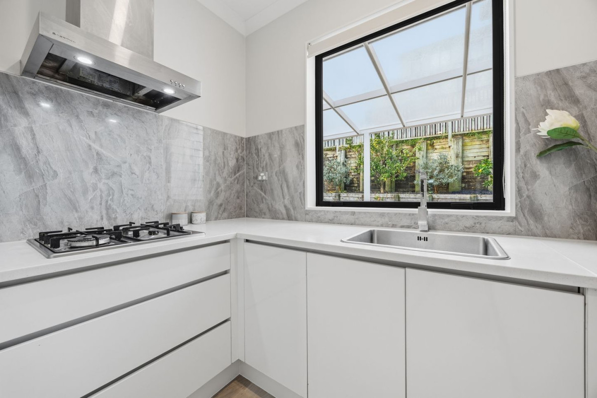 With Views, 2 kitchens, 290m2 7 beds (3 ensuites) 5.5 baths house with double garage and 2-beds granny on 372m2 section. close to schools, Ormiston shopping centre, double7 Fricker Way, Flat Bush, Auckland