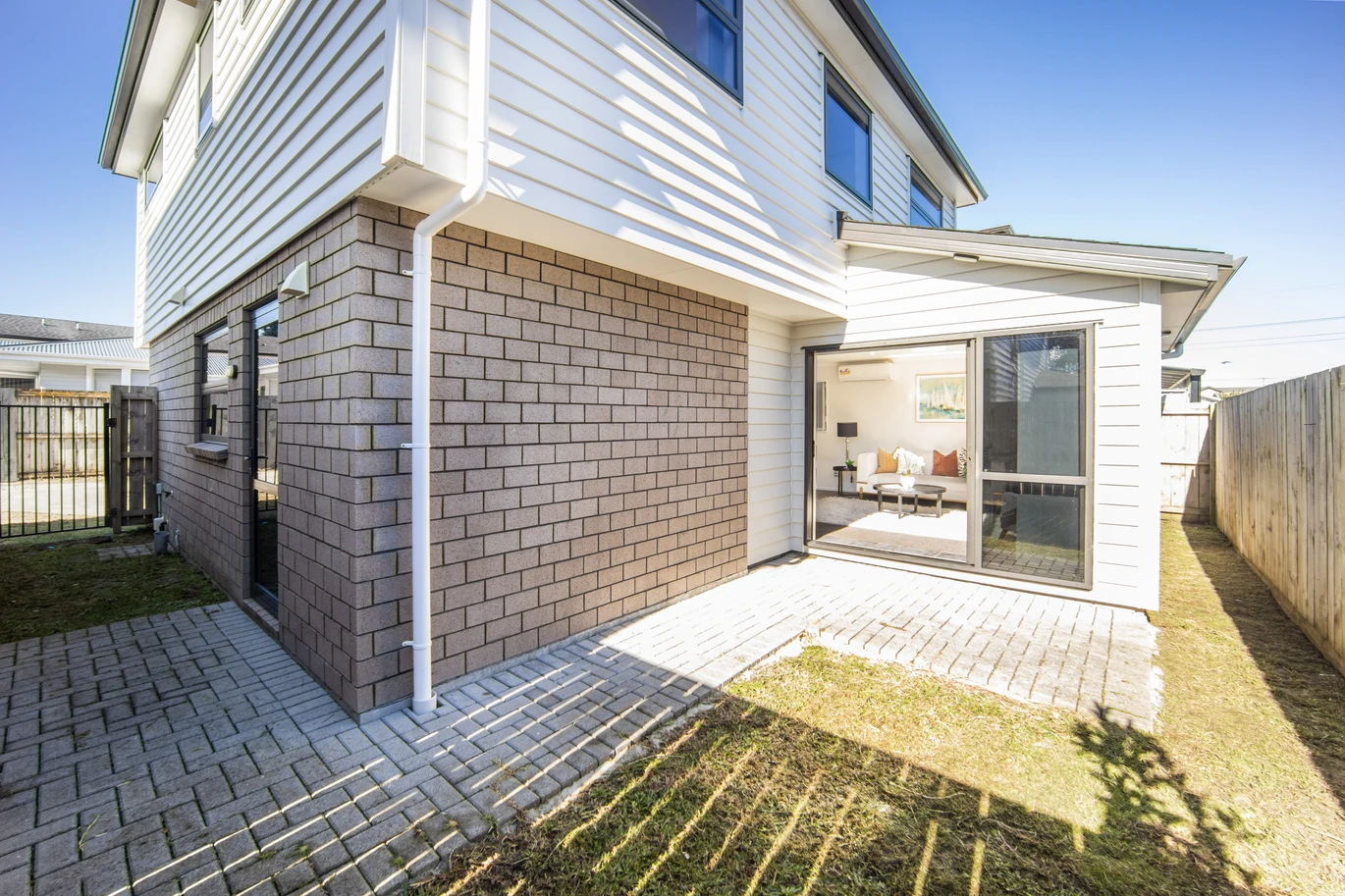 Standalone 4 beds 2.5 baths home with garage, close to schools, shopping centres, parks, easy motorway access, 52B Kimpton Road Papatoetoe, Auckland