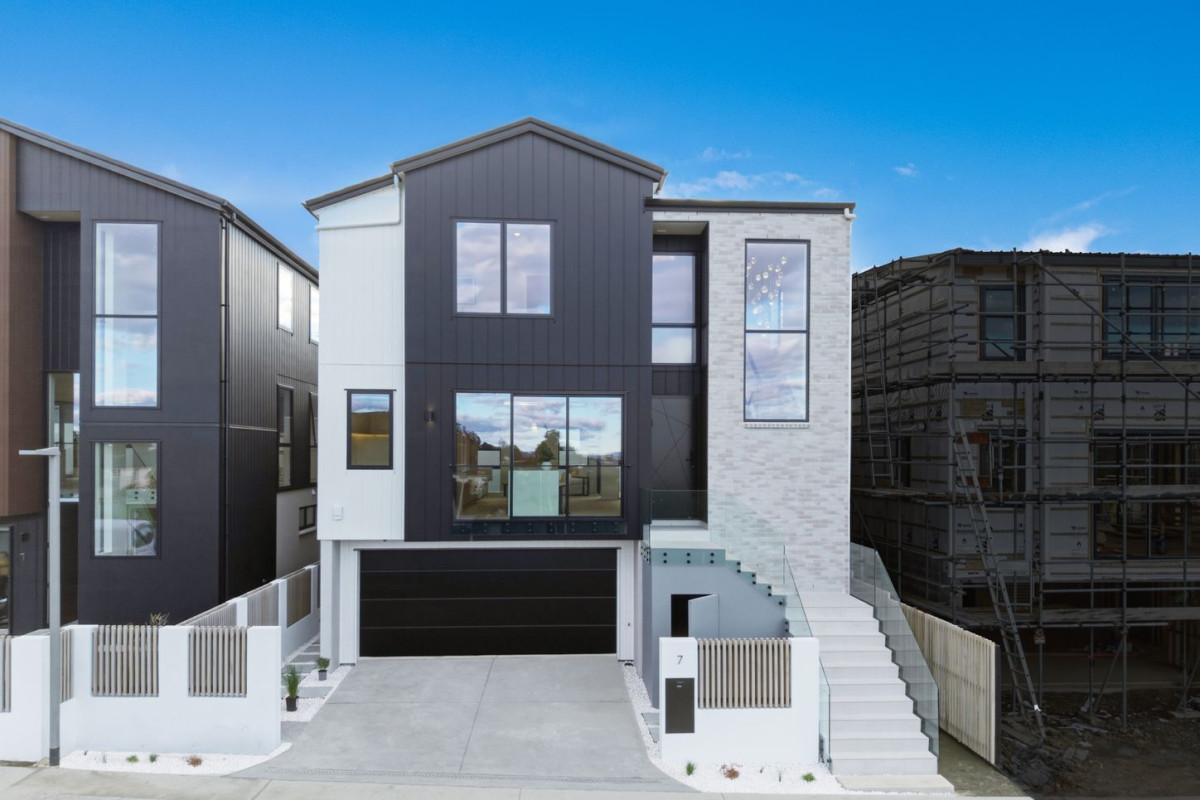 Brandnew standalone 4 beds (2 ensuites) 3.5 baths house with double garage on 216m2 section, close to schools parks, Remuera golf club, shopping centre, 7 Awa Crescent, St Johns, Auckland