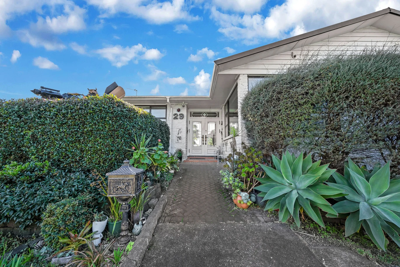 675m2 corner site, Opposite to a Park, 5 beds 3 baths house with double garage, zoned for Sunnyhills School, Farm Cove Intermediate, and Pakuranga College, with both Sunnyhills School and St Kentigern College within walking distance, The owner has obtained the neighbouring property’s consent for stormwater access, 29 The Boulevard Sunnyhills, Auckland