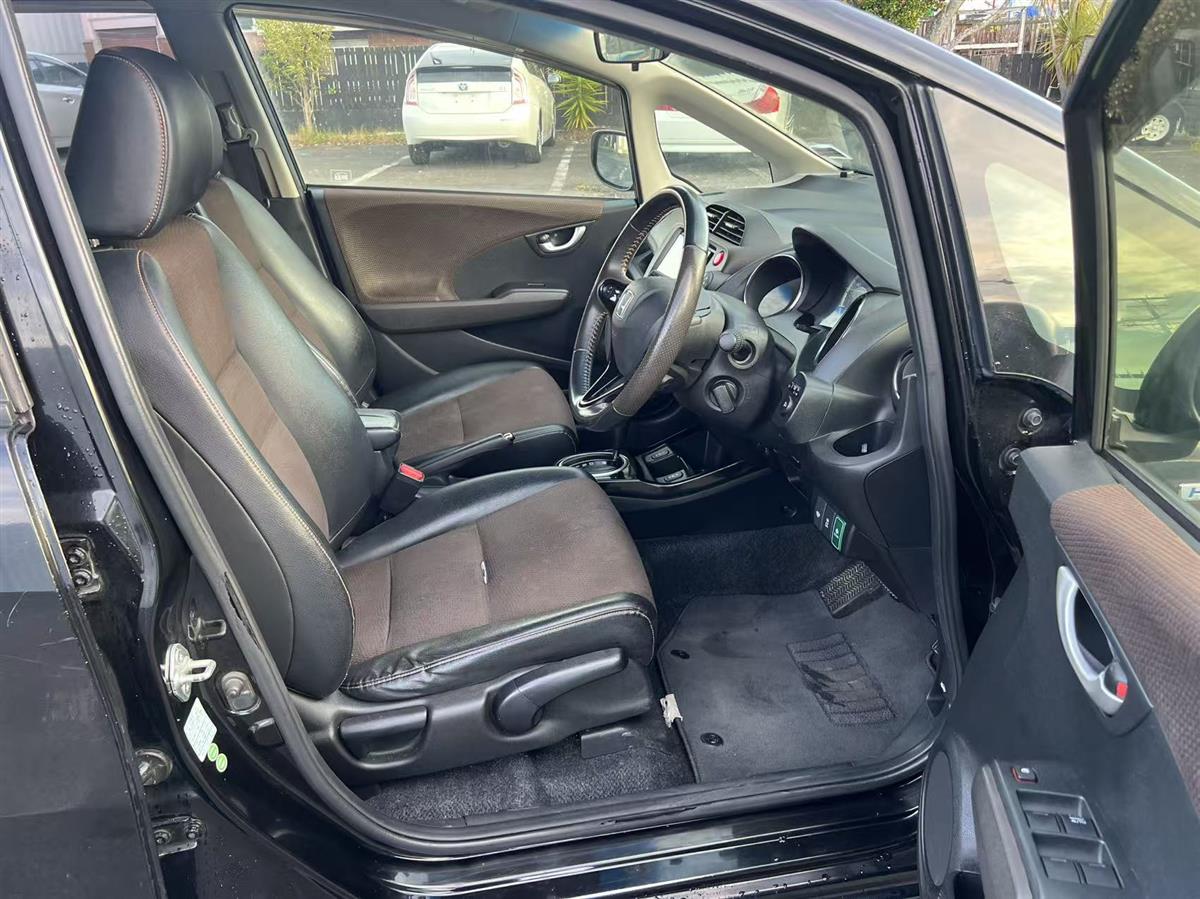 2013 Honda Fit SHUTTLE HYBRID Hatchback Automatic, 5 seats, Black, 1 owner, Petrol, 1,339 cc, 140,902 km