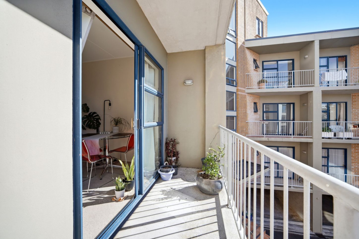 Auckland Girls Grammar school zone, 88m2 Freehold 2 beds 1 bath 1 car park apartment, with a brick and weatherboard exterior, The bathroom features a separate bath and shower, and has been recently refreshed, including new heating and an automatic ventilation system. close to CBD, Newmarket, Mt Eden, motorway access, 2B/40 Charlotte Street, Eden Terrace, Auckland