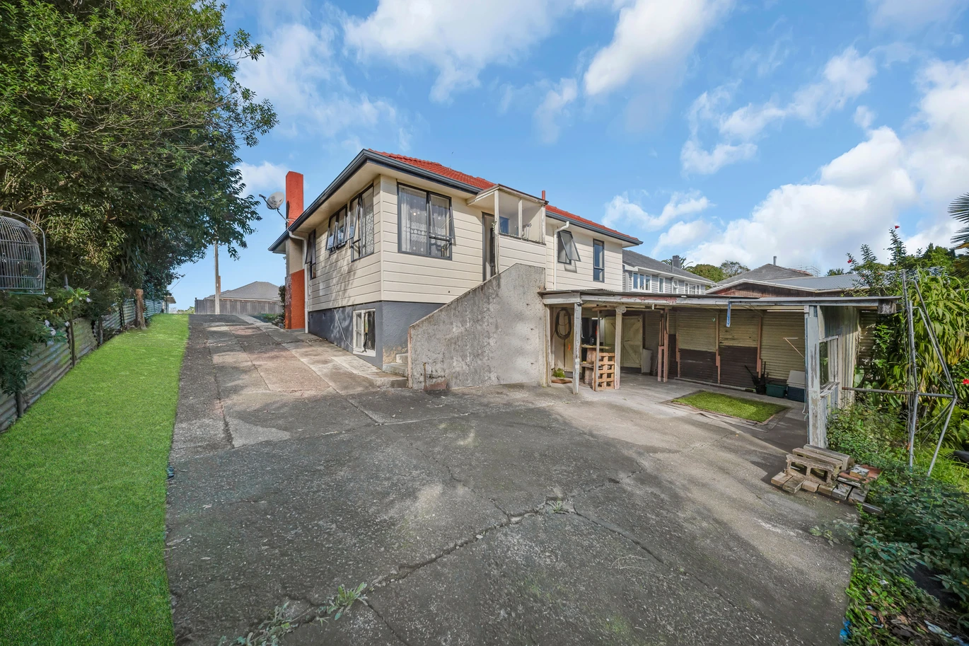 $1 RESERVE., 1012m2 section, Must sell, 3 beds 1 bath house, The vendors are not testing the market. They are selling. When Auction day comes, this property WILL change hands, 109 Rosier Road Glen Eden, Auckland