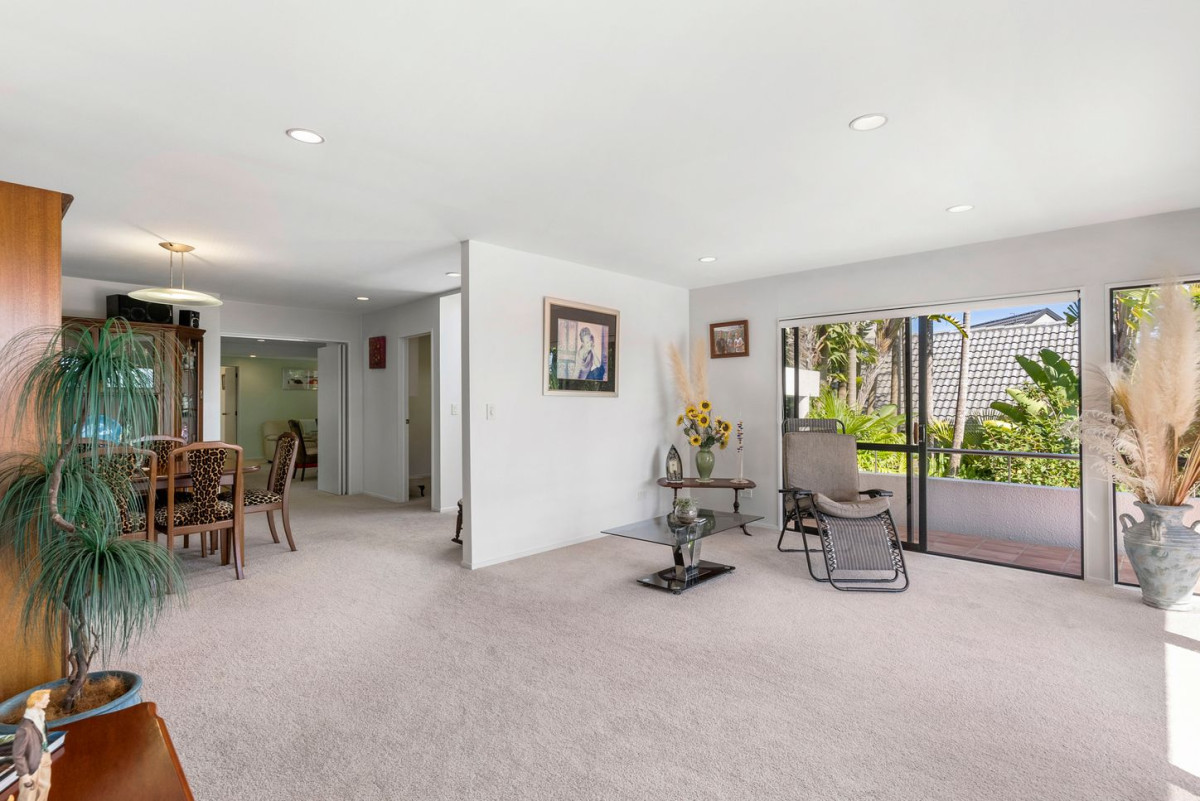 200m2 4 beds (1 ensuite) 2 baths house with double garage on 616m2 section, Zoned for sought-after schools including Shelly Park School, Somerville Intermediate, and Howick College, 15 Perendale Close, Somerville, Auckland