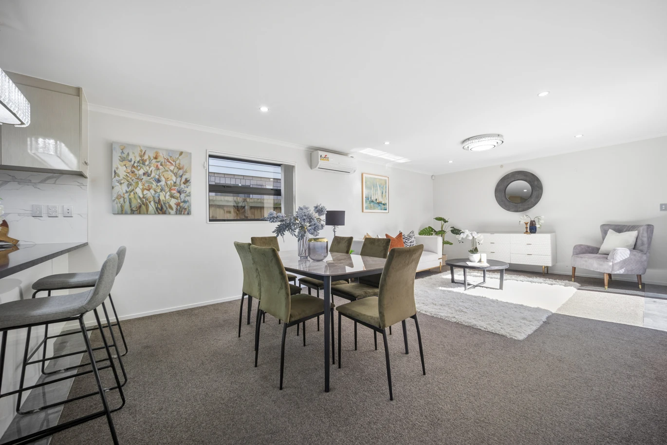 Standalone 4 beds 2.5 baths home with garage, close to schools, shopping centres, parks, easy motorway access, 52B Kimpton Road Papatoetoe, Auckland