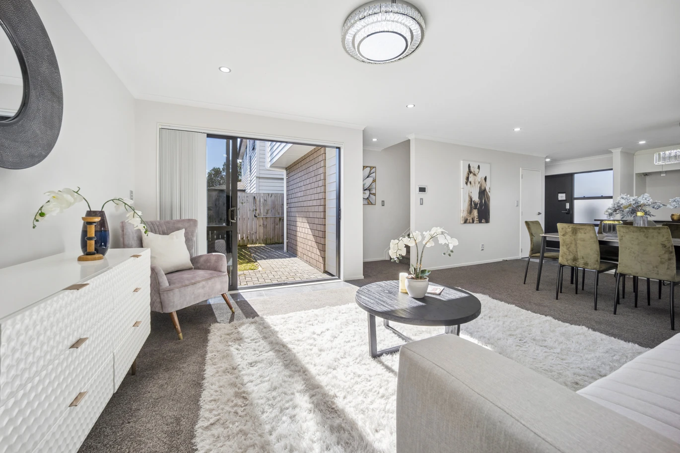 Standalone 4 beds 2.5 baths home with garage, close to schools, shopping centres, parks, easy motorway access, 52B Kimpton Road Papatoetoe, Auckland