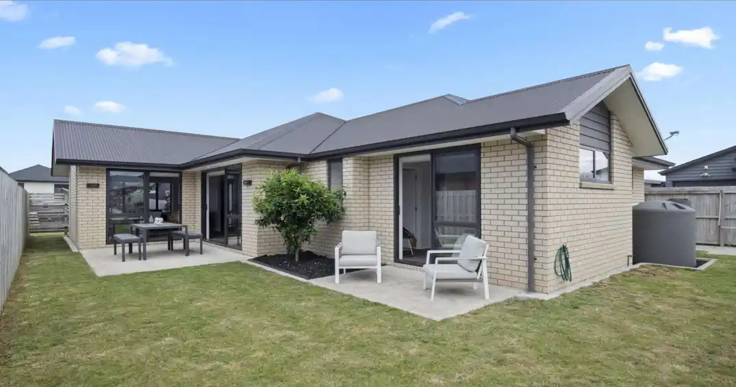 For rent, 3 beds 2.5 baths house with double garage, Available from: Sunday, May 24, 5 O Ruamano Crescent, Pukekohe, Auckland