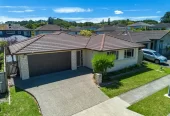 For rent, 4 beds 3 baths house with double garage, Available on 8th June, 74 Baverstock Road, Flat Bush, Auckland