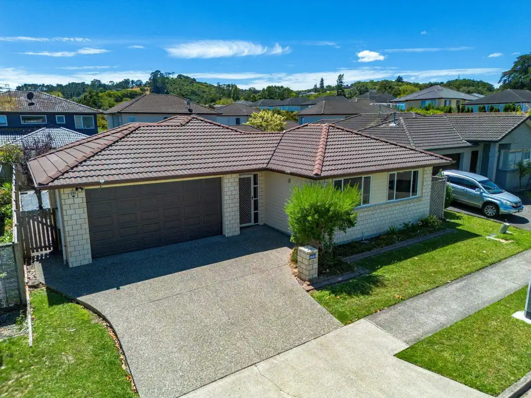 For rent, 4 beds 3 baths house with double garage, Available on 8th June, 74 Baverstock Road, Flat Bush, Auckland